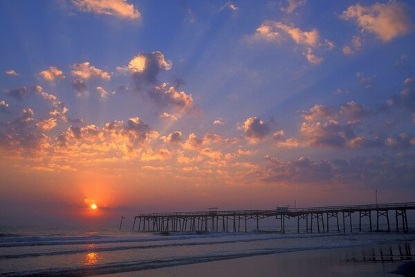 Puesta de sol en el muelle de la playa