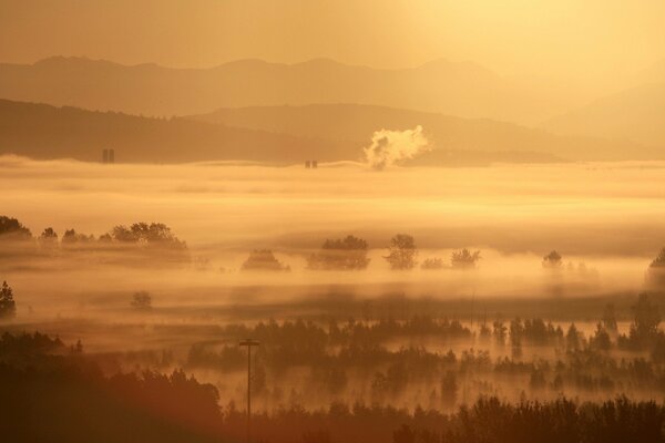 Im Morgennebel sieht man ein schlafendes Dorf