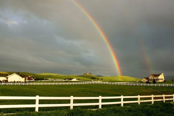 Regenbogen nach Regen im Stall