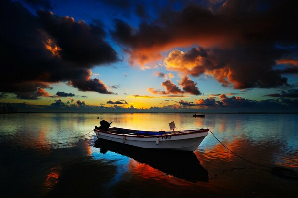 Barca sullo sfondo del tramonto. serata sul fiume