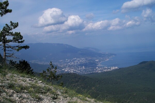 Vue de montagne à montagne, côte, nuages