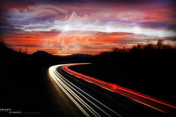 Autopista nocturna en medio de las luces del atardecer