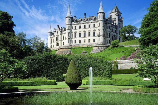 Weiße Burg in Schottland auf einem Hügel. highland