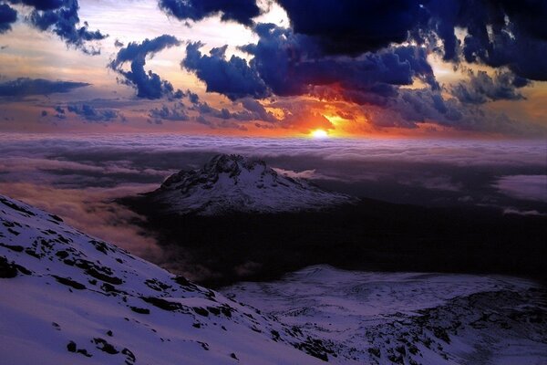 Rencontre coucher de soleil dans les rochers enneigés