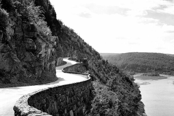 La strada in bianco e nero verso il nulla