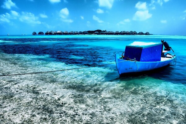 Barco amarrado en una bahía en una isla tropical