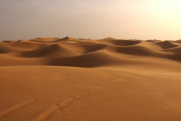 Dune del deserto e colline con tracce di sabbia