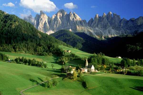 Kleines, gemütliches Dorf in den italienischen Alpen