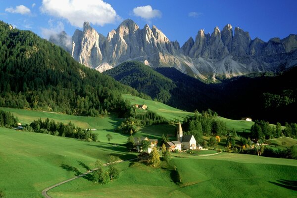 Маленькая уютная деревенька в итальянских Альпах