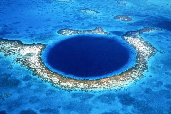 Atollo che circonda una laguna profonda