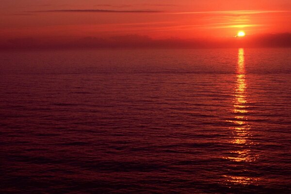 Oregons roter Sonnenuntergang auf der Wasseroberfläche