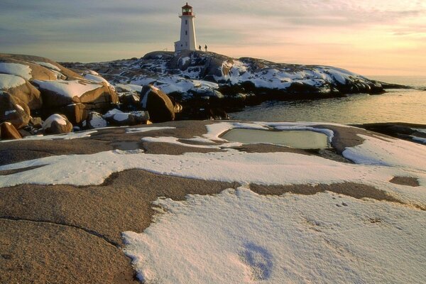 Faro todo en la nieve, cerca del faro de la gente