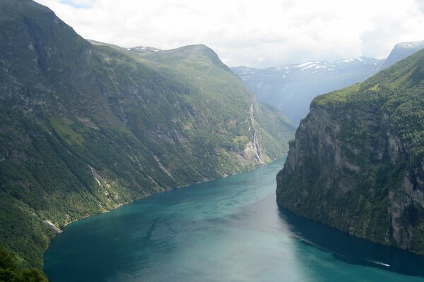 Bateau sur la rivière entre les montagnes