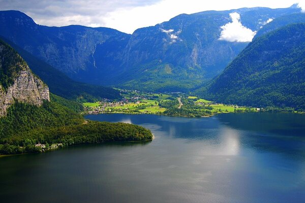 Eine kleine Stadt in der Bucht der Berge