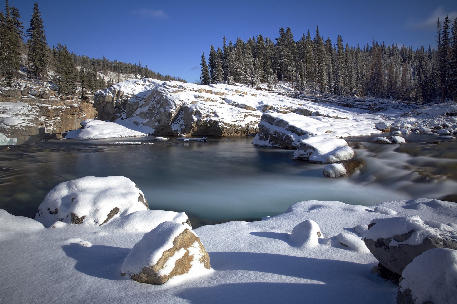 ciel montagnes hiver roches pierres lac arbres neige