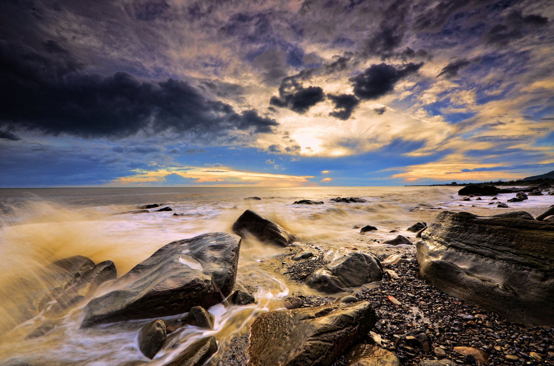 mare costa rocce onde spruzzi nuvole tramonto