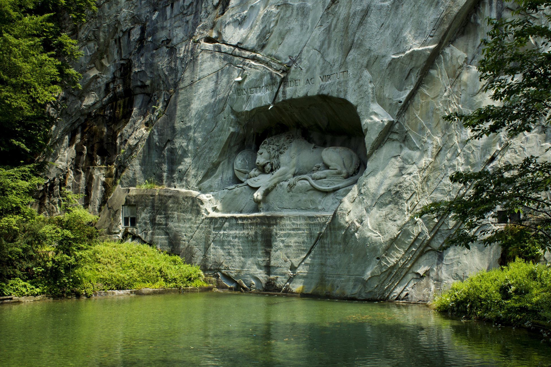 schweiz luzerne park teich felsen skulptur löwe