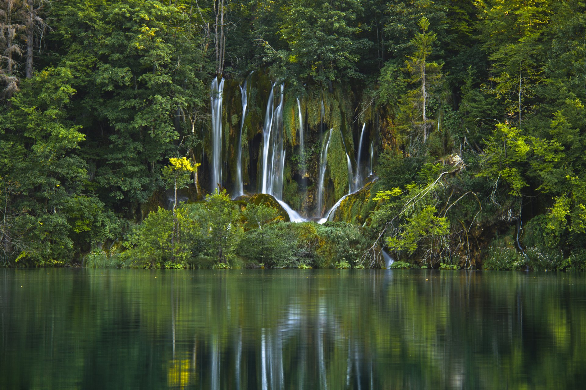 parque nacional de los lagos de plitvice croacia parque nacional de los lagos de plitvice cascada lago agua bosque árboles