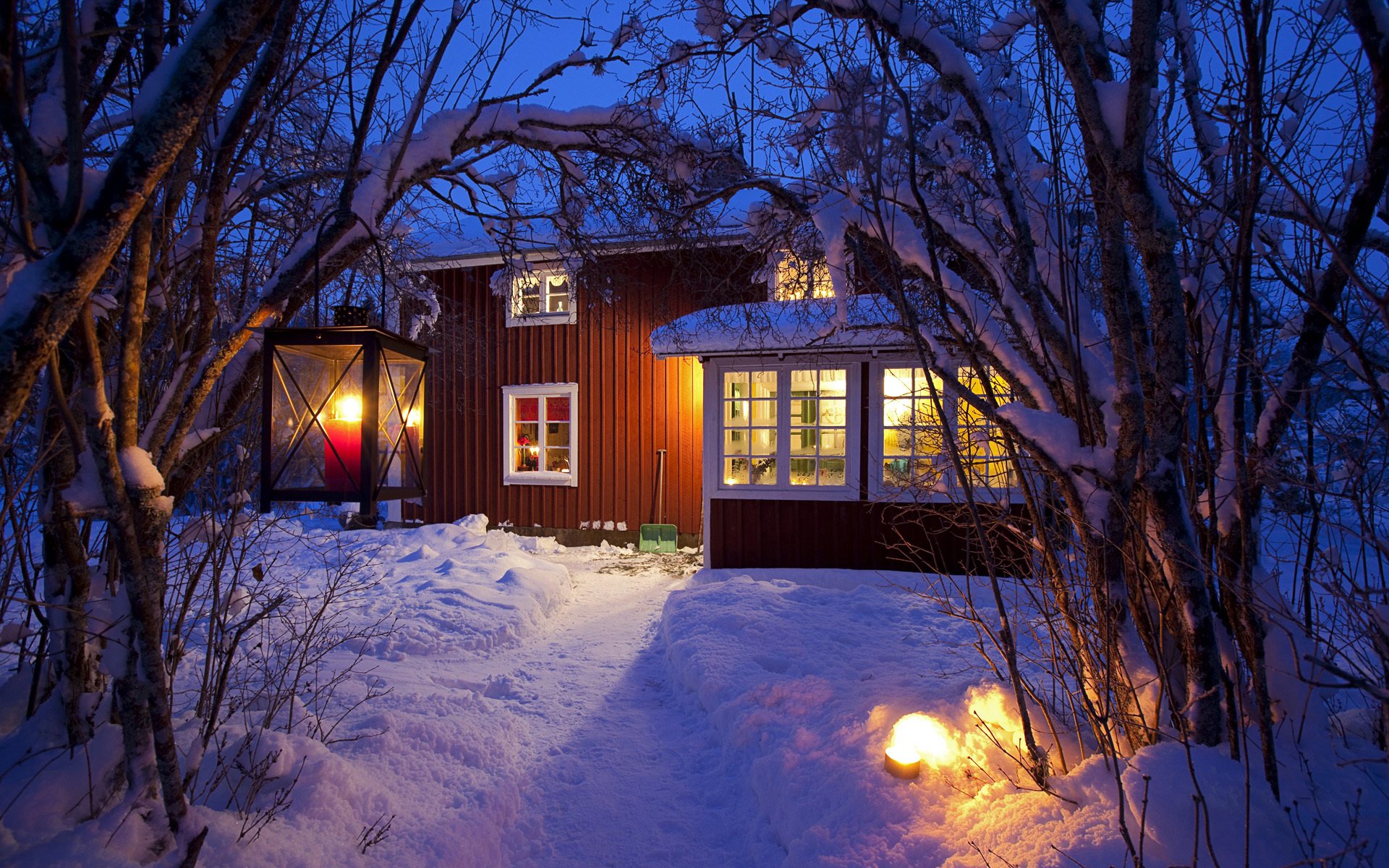 hiver neige maison lumière lanternes