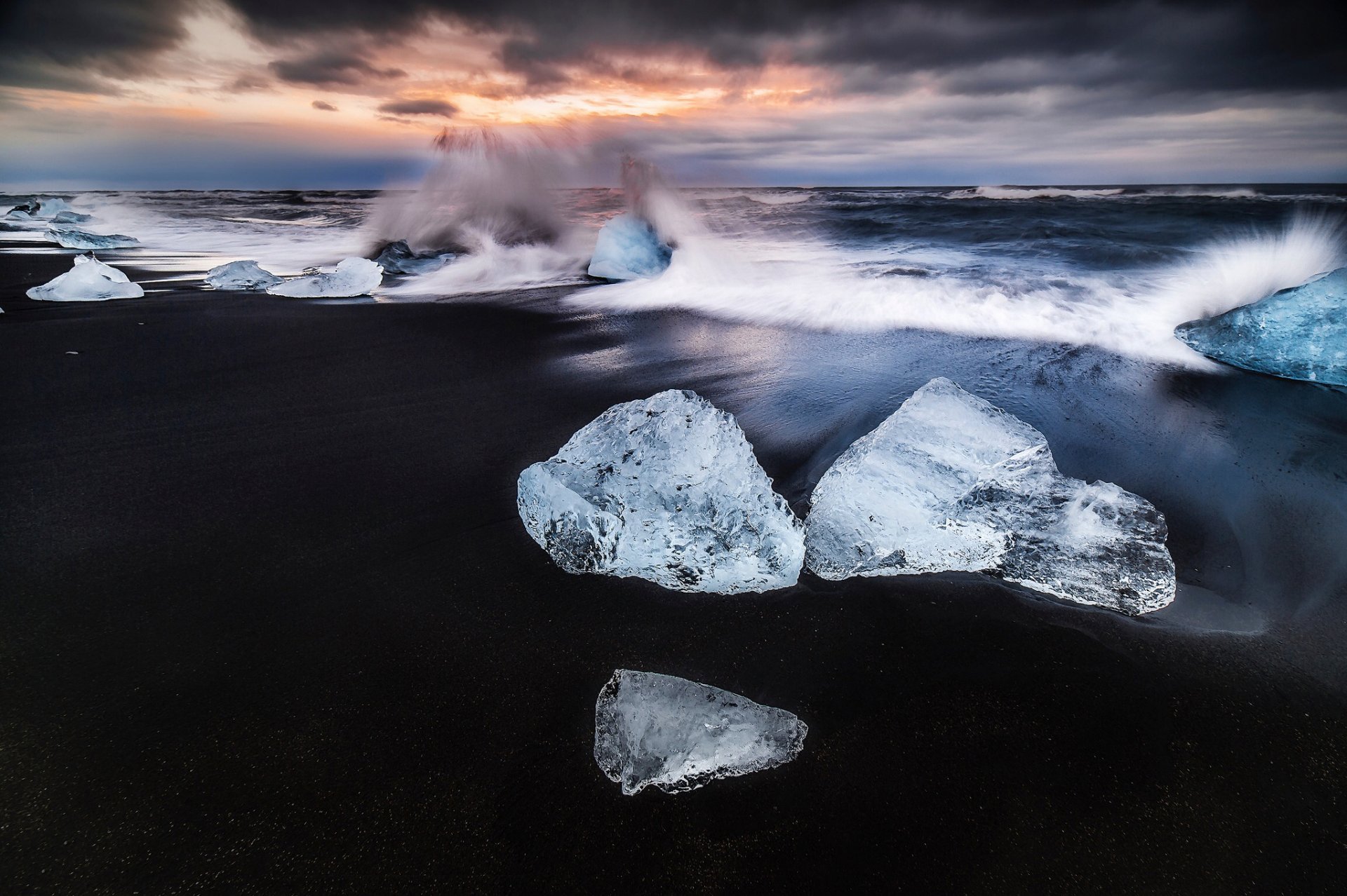 islanda laguna glaciale di jökülsaurlon spiaggia onde splash mattina