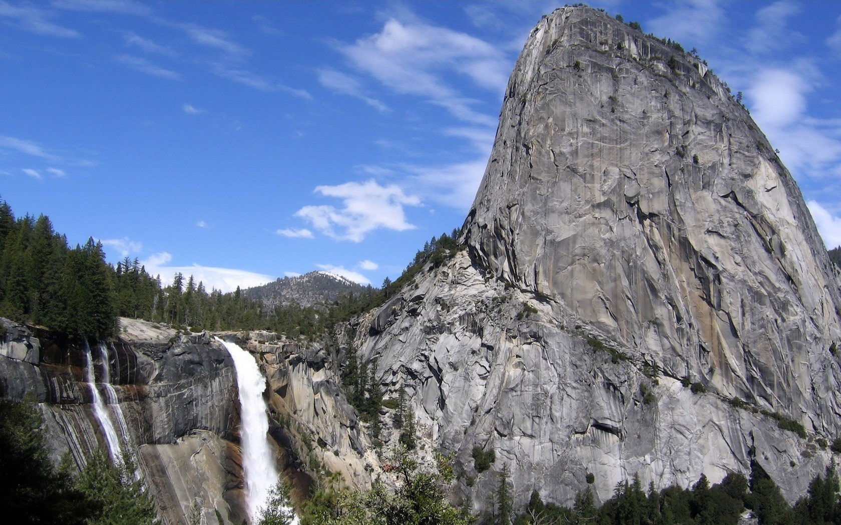 montagnes ciel rochers cascade