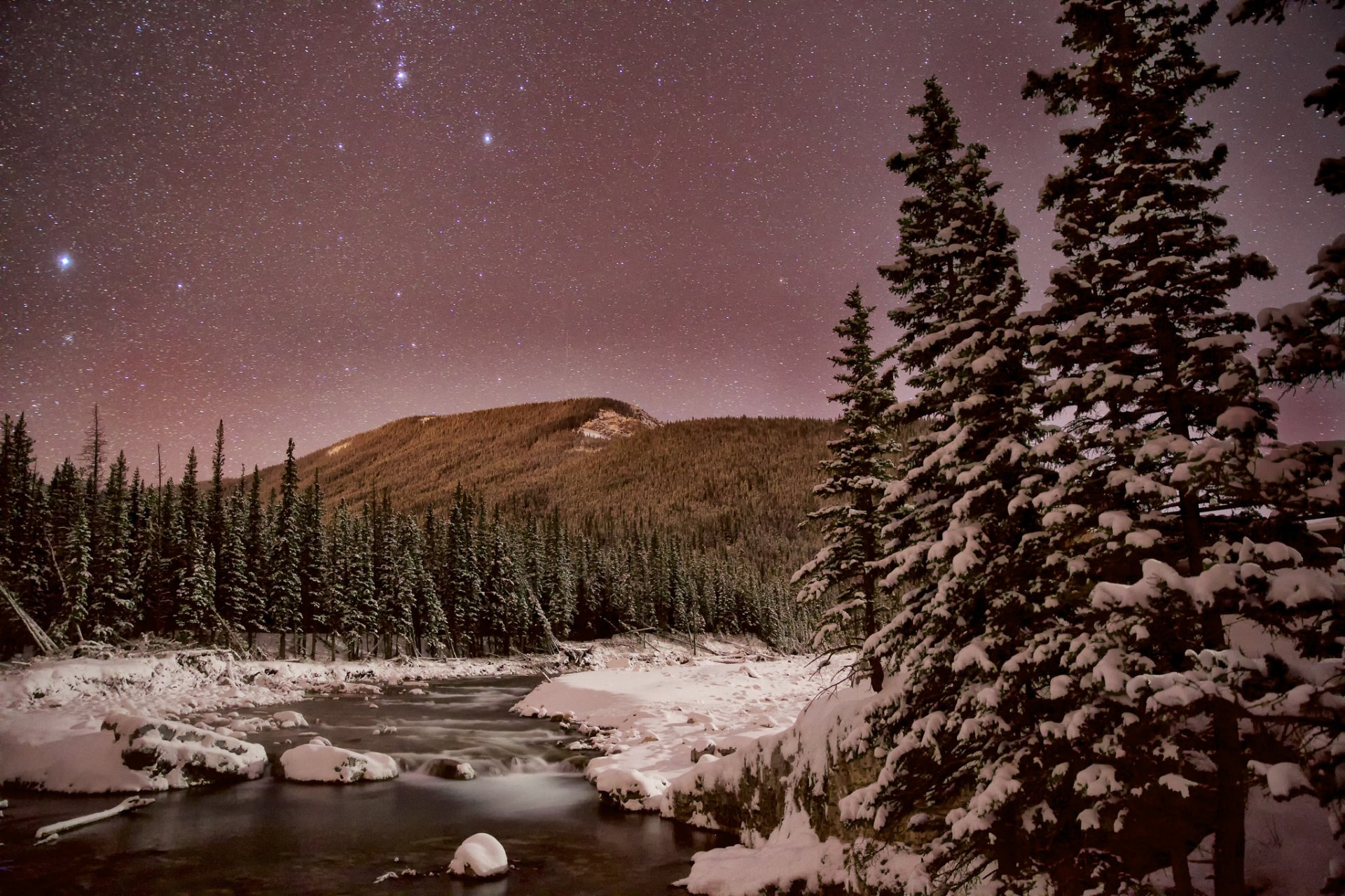 kananaskis alberta canada notte cielo stelle montagne fiume inverno neve alberi