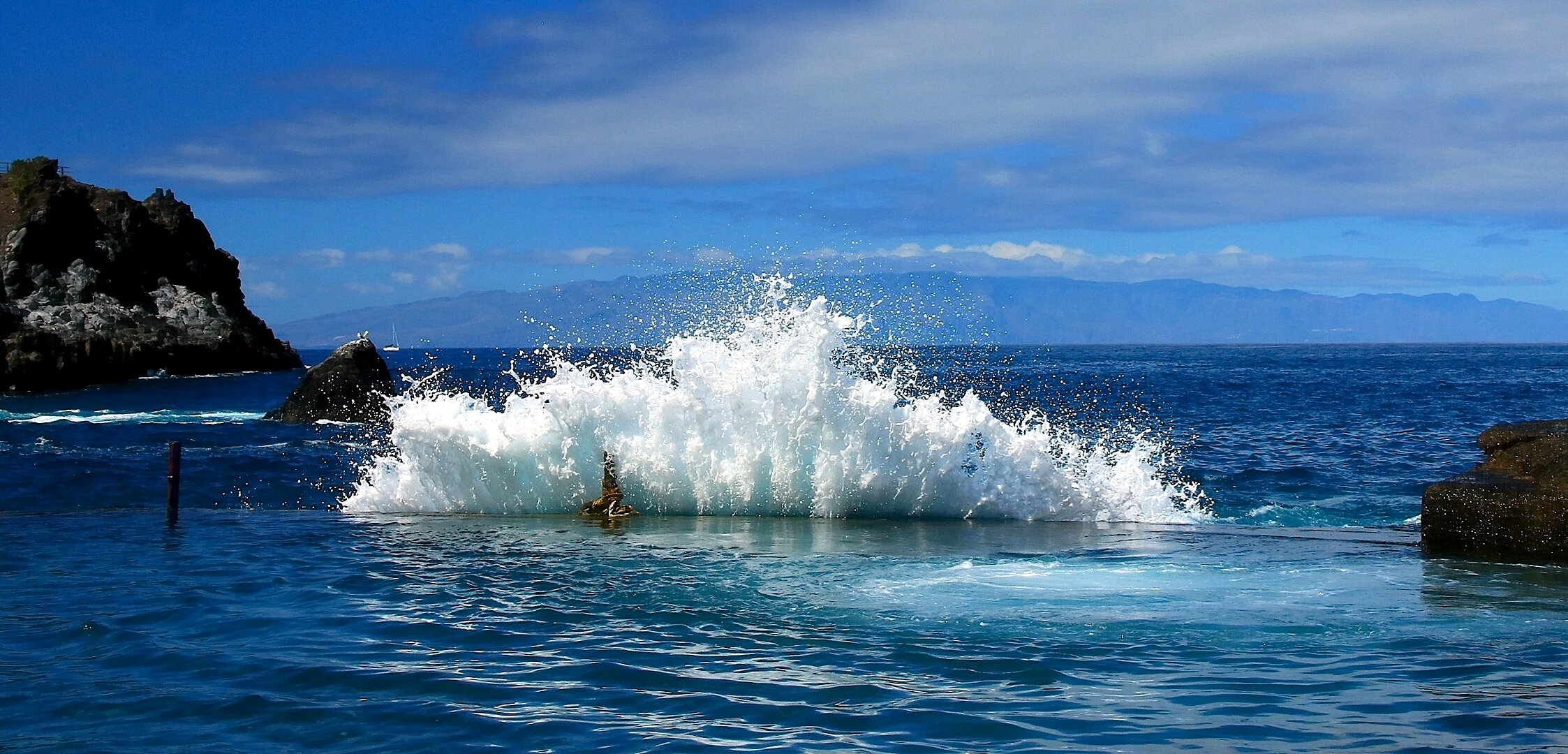 ea waves foam spray stones rock