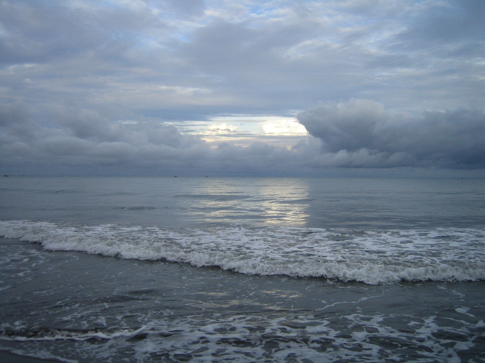 mare onde nuvole sabbia