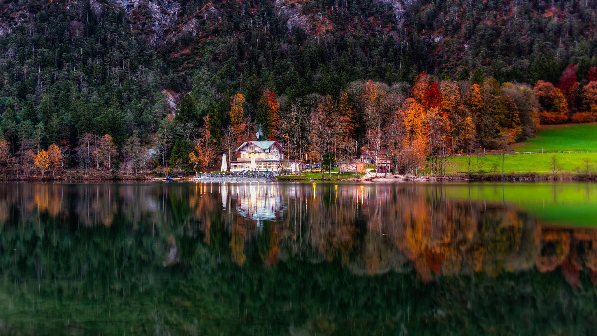 bayern haus am see reflexion herbst