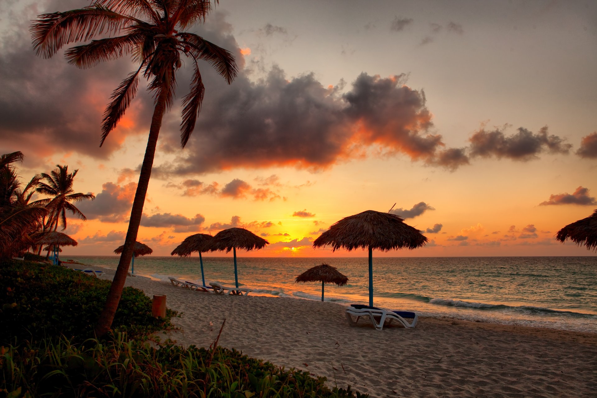 puesta de sol playa mar costa paraíso tropical arena palmeras