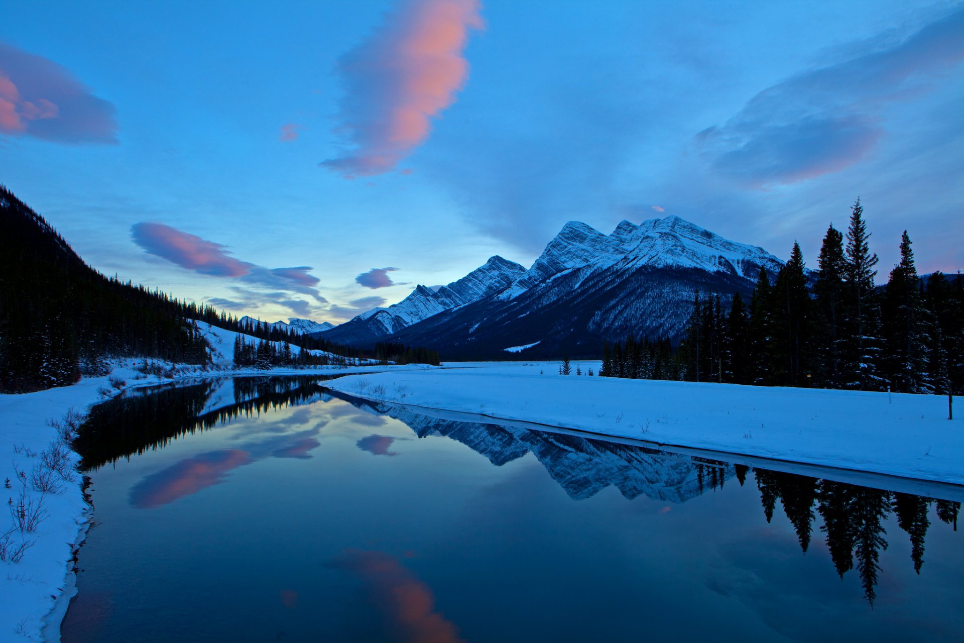 ciel nuages soir montagnes rivière hiver neige arbres