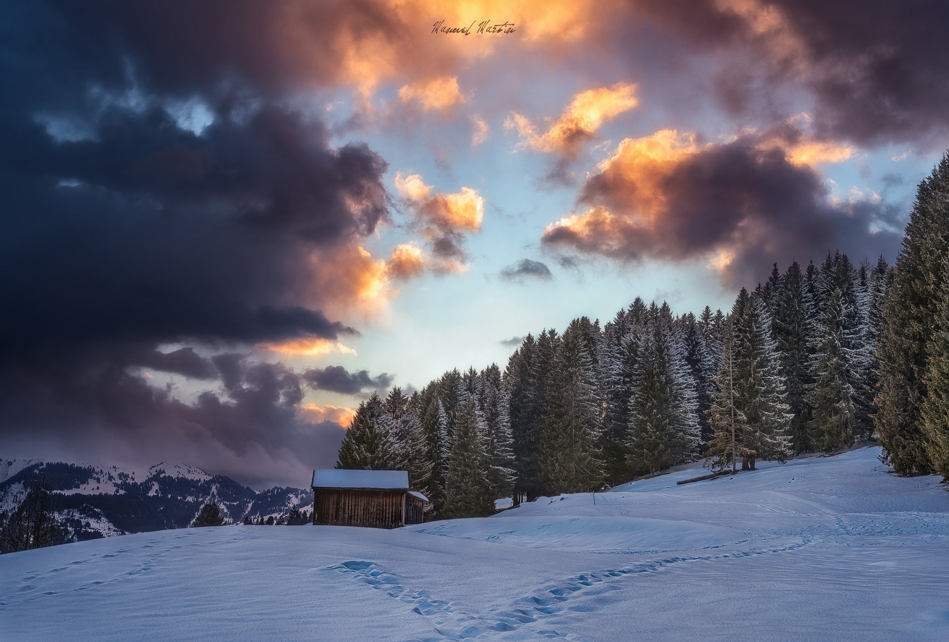 alpi montagne inverno neve foresta casetta cielo nuvole