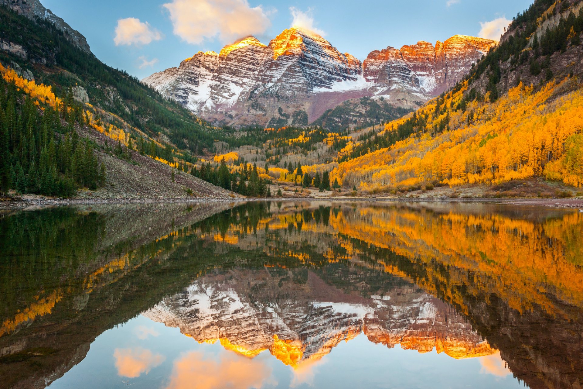 estados unidos estado colorado otoño montañas rocosas campanas de maroon lago bosque reflexiones