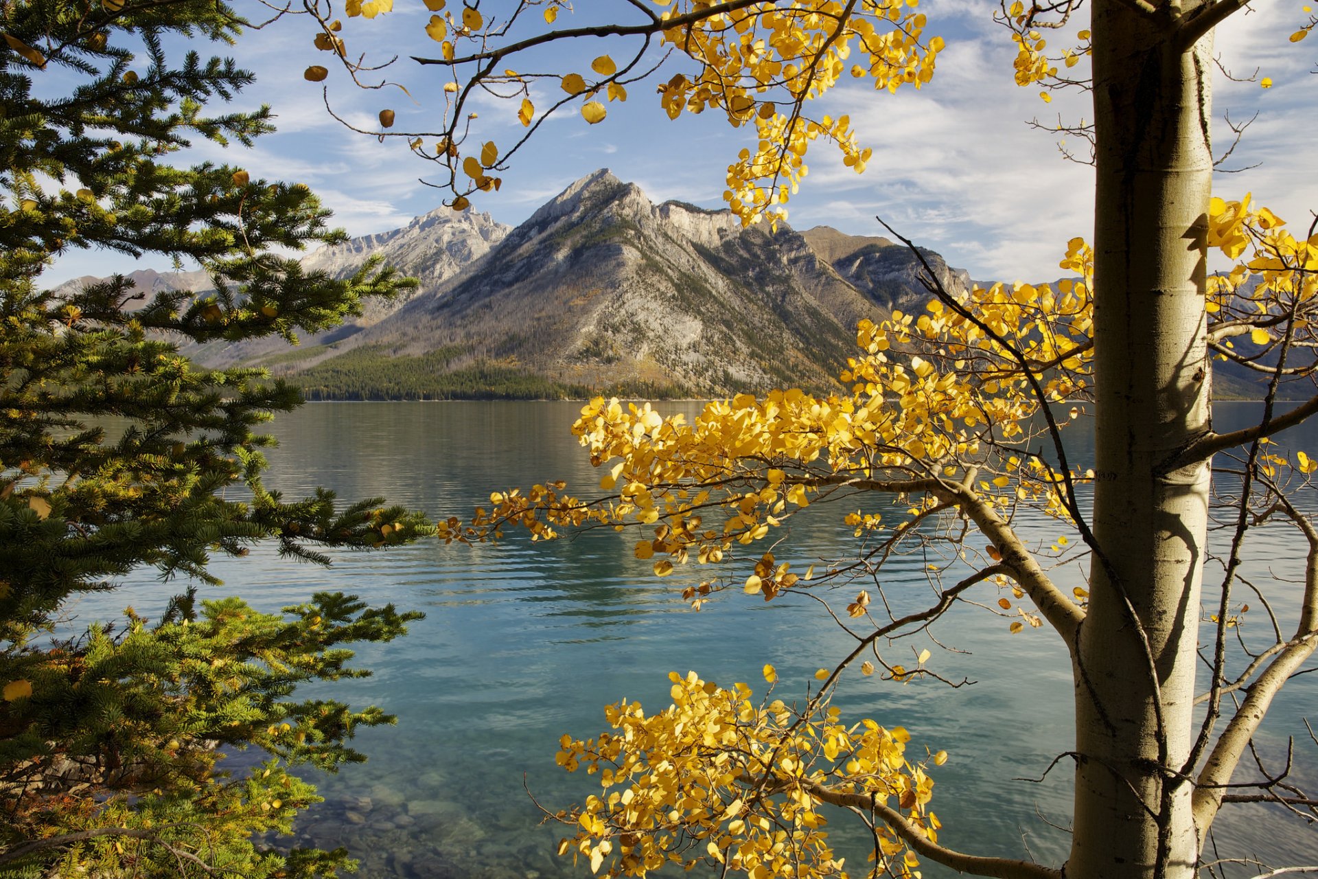 lake minnewank alberta kanada himmel berge bäume blätter herbst