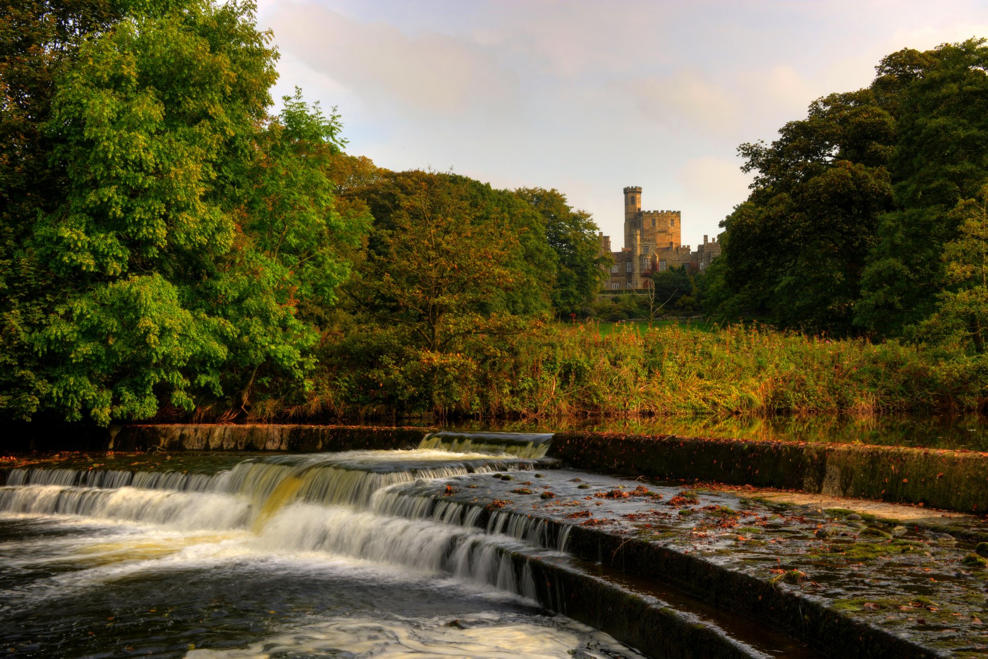 angleterre château hornby lancashire arbres ruisseau cascade rapides