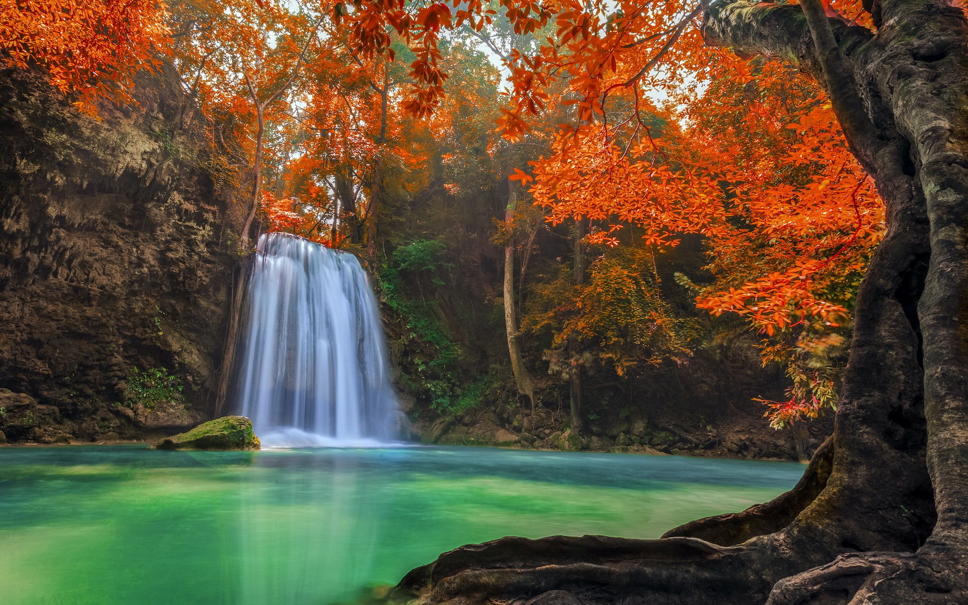 cascata di erawan tailandia foresta giungla paesaggio