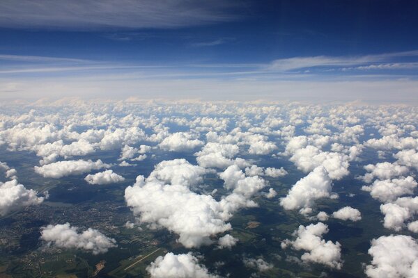 Blick aus dem Flugzeug-Höhe, Wolken und Himmel