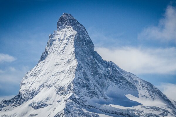 Na szczycie szczytu Dufour, w Szwajcarii, piękne Alpy Pennińskie, pada cień, świeci śnieg na szczycie