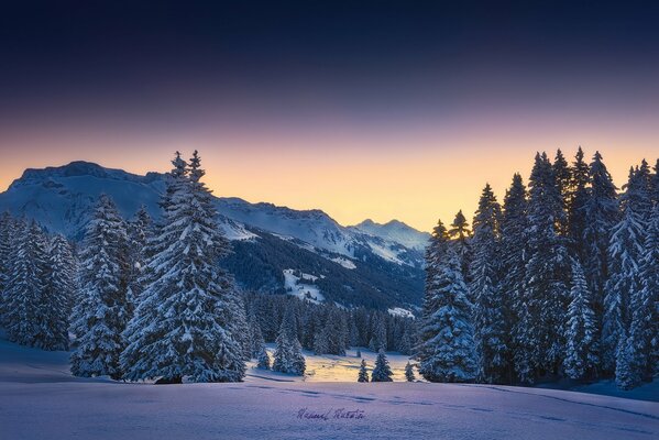 Mañana de invierno en las montañas de los Alpes