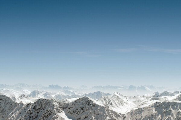 Landschaft der Bergspitzen mit Schnee