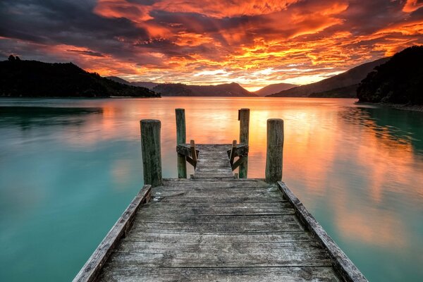 Brücke am See bei Sonnenuntergang