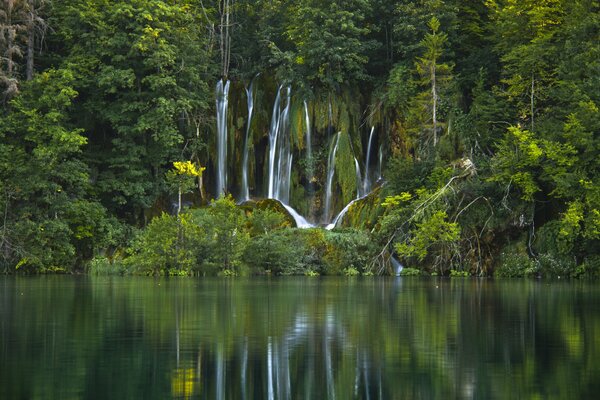 Cascata nel parco nazionale sui laghi di Plitvice