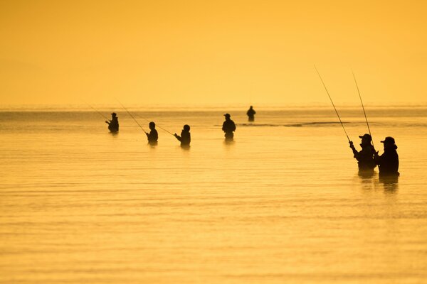 Pescadores en el mar pescando