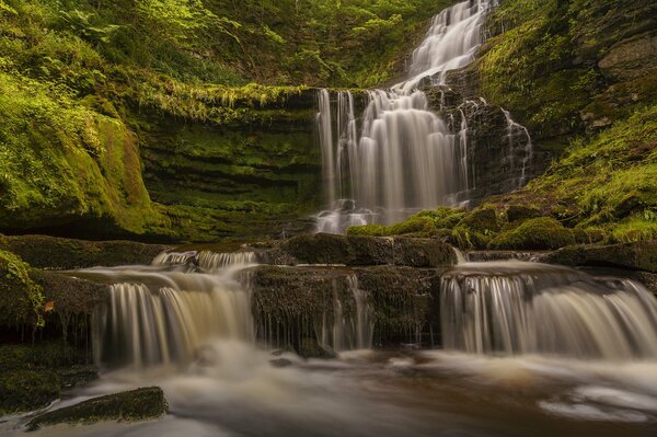 El parque nacional atrae a una cascada tormentosa