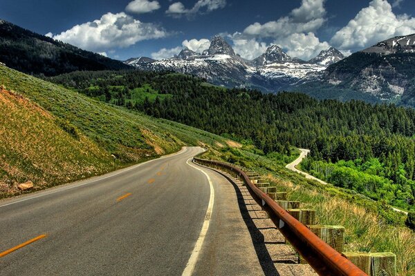 The road to the green and beautiful mountains