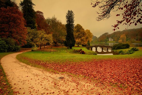 Осенняя пора в романтическом месте