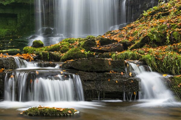 Водопад в парке Йоркшир Дейлс