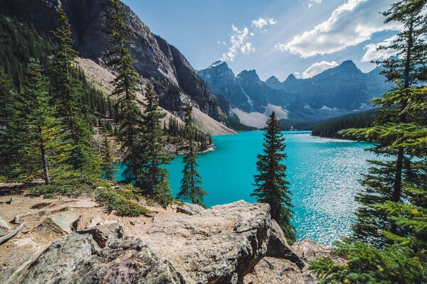 Vista elegante del lago y las montañas en Canadá