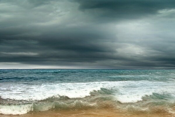 Orage sur la mer. Nuages de nuages sur la mer. Mousse marine