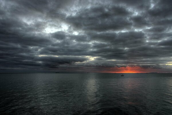 El mar en los últimos rayos de la puesta de sol naranja